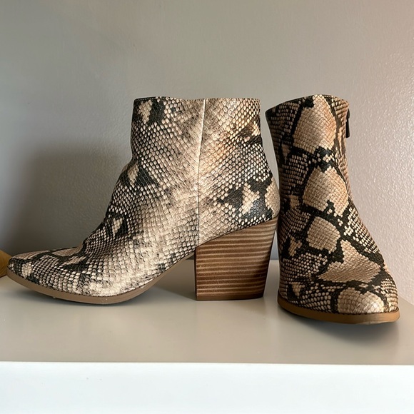 Sun + Stone Shoes - Women’s leather snakeskin booties with 3 inch block heel - size 10
